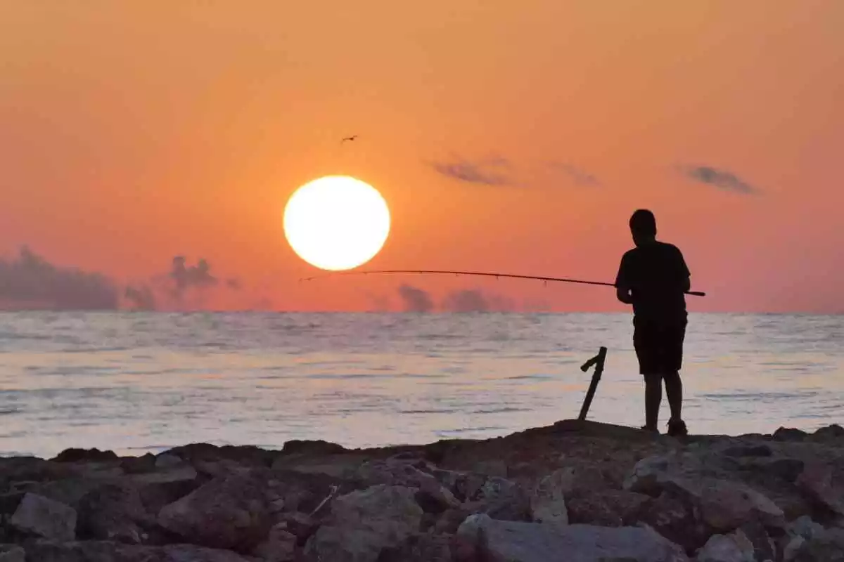 Imagen de un hombre pescando en Alboraya, Valencia