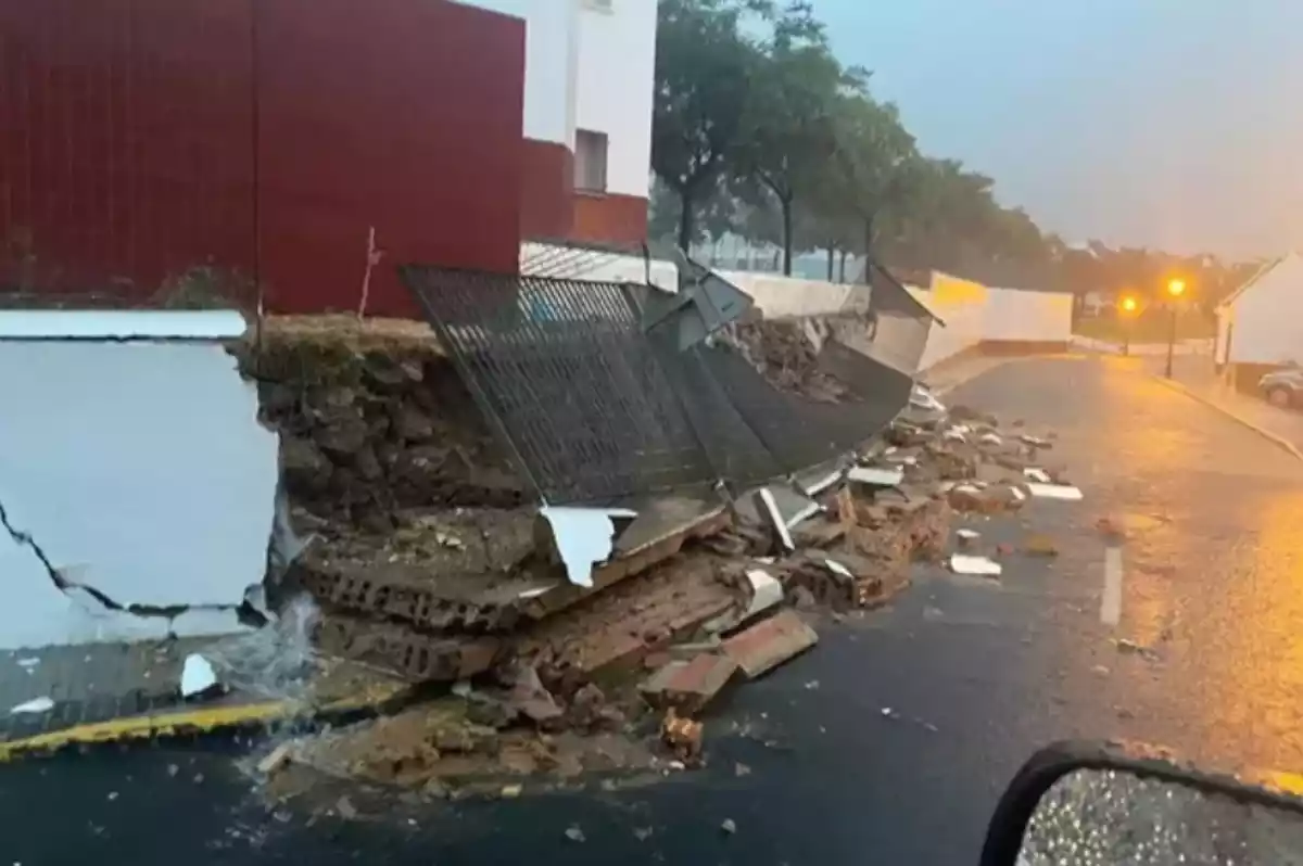 Imagen del muro de una escuela caído en Huelva por un temporal