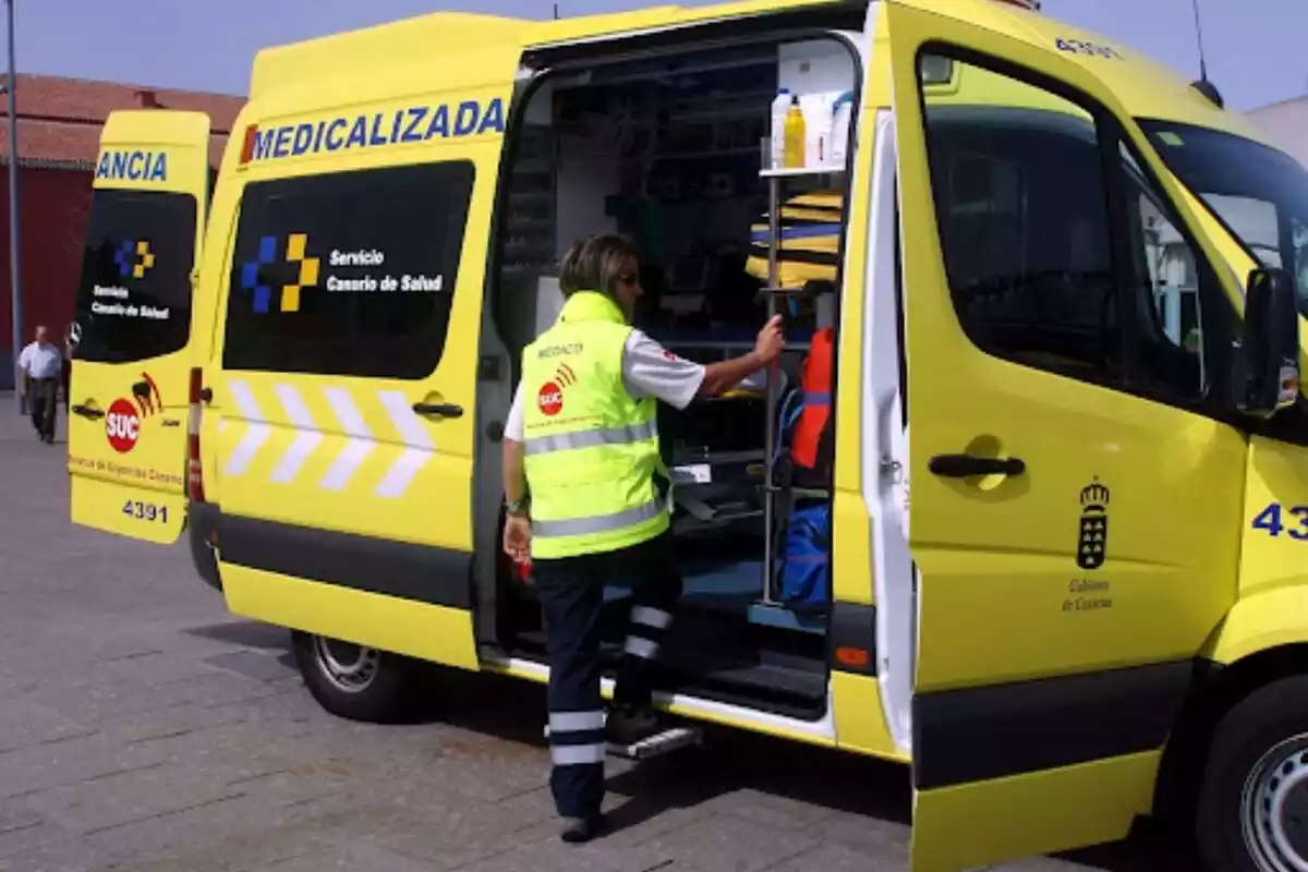 Ambulancia con equipo médico en Canarias