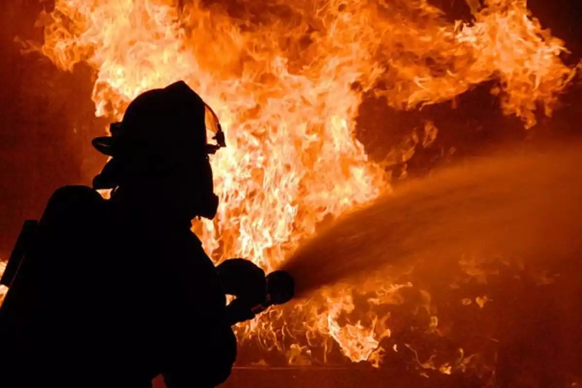Foto de bombero apagando un fuego