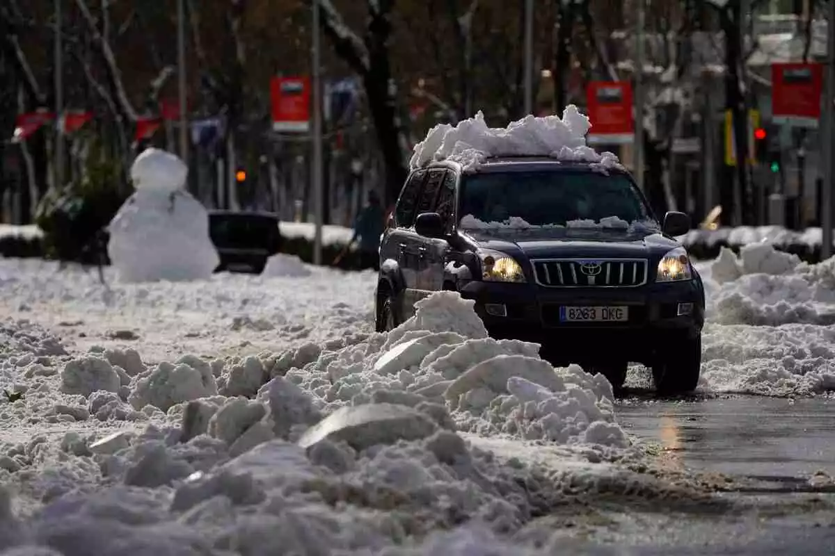 Imagen de un coche en pleno centro de Madrid durante la nevada Filomena