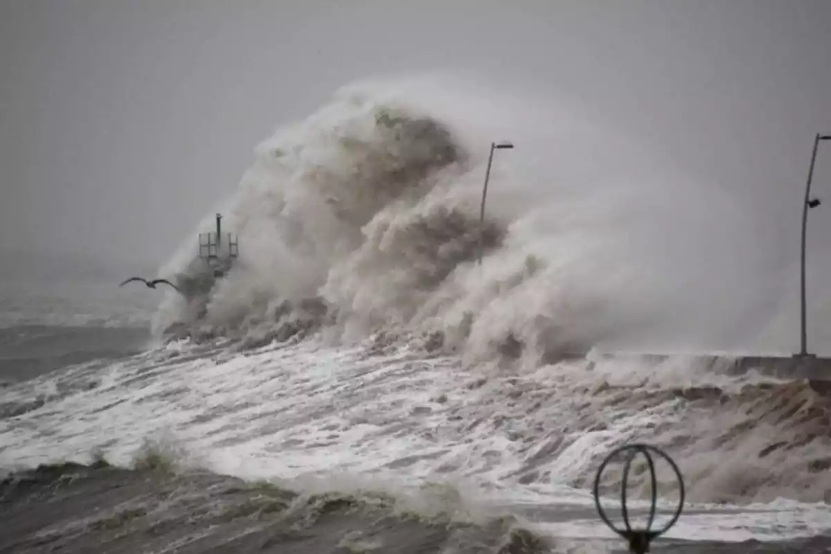 Imagen de una ola gigante en el Mediterráneo