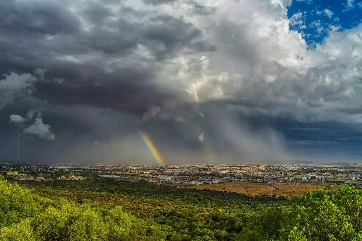 Imagen de una tormenta con arcoíris