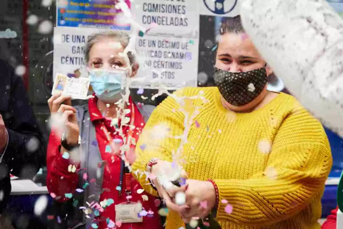Imagen de las administradoras de lotería de Sevilla tras dar uno de los premios de la Lotería Nacional