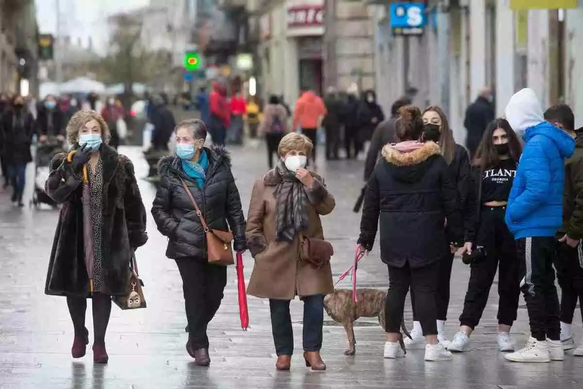 Imagen de personas caminando por Lugo en plena pandemia de Covid-19