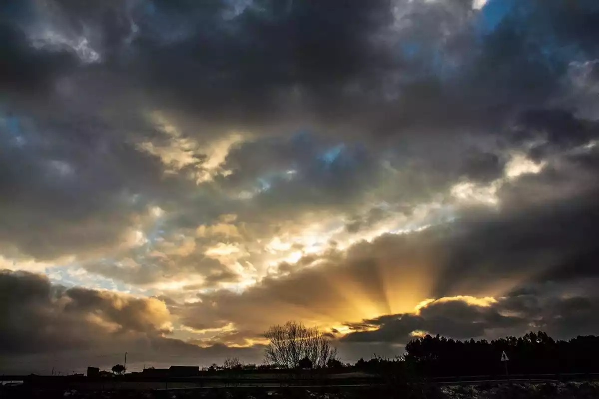 Imagen de una salida de sol nublada en Carrascosa del Campo
