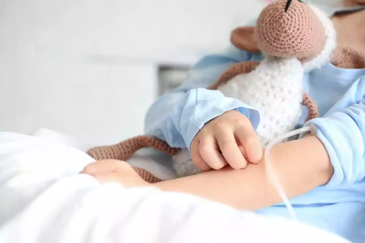 Foto de un niño en un hospital con un peluche.