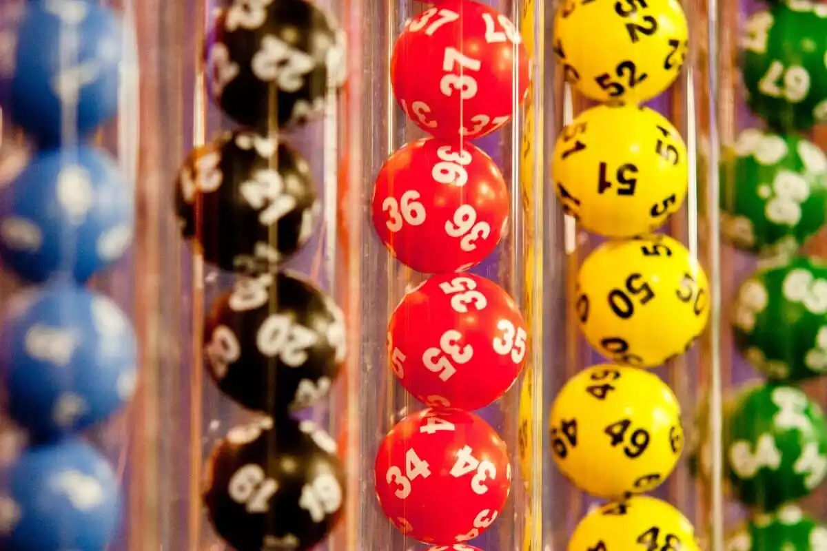 Primer plano de tubos con bolas de sorteo de lotería