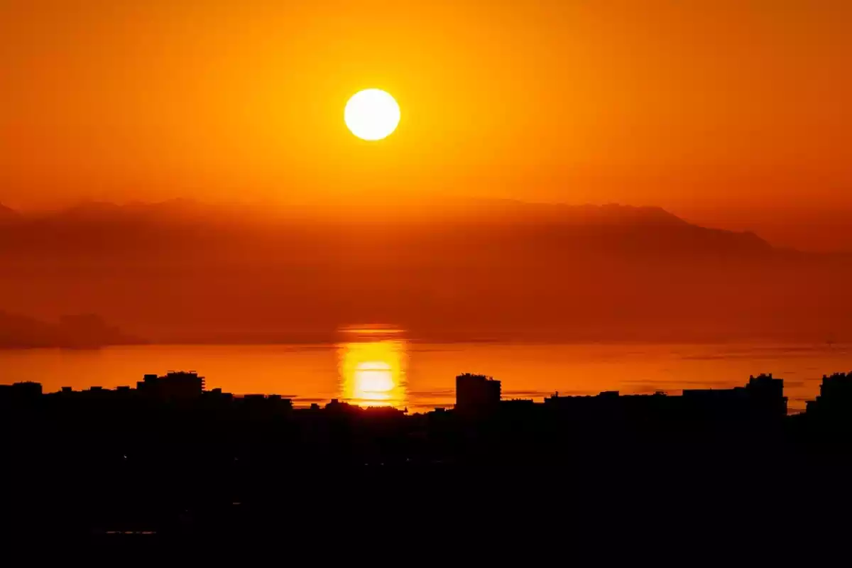 Imagen de una salida de sol en Fuengirola, Málaga
