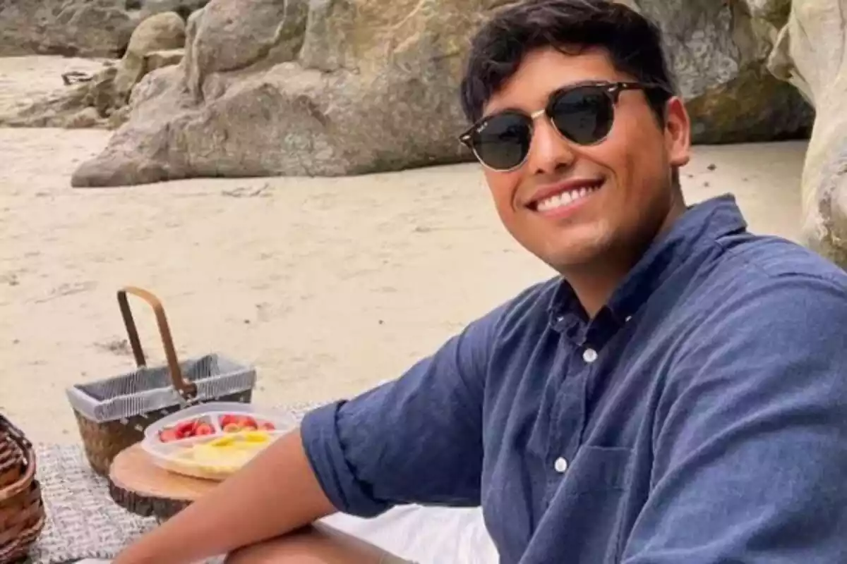 Misael Sanchez con gafas de sol en un pícnic
