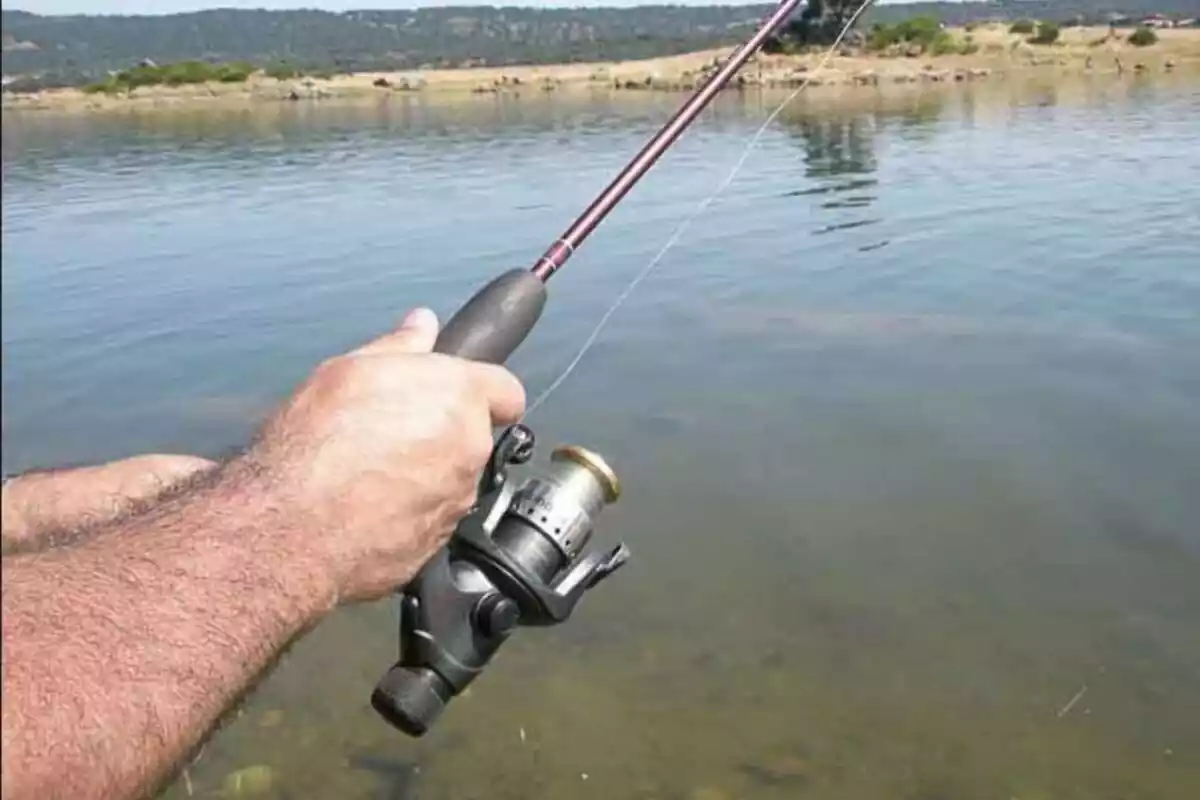 Foto de recurso de un hombre pescando