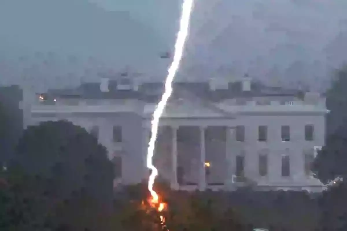 Imagen del rayo que impactó contra tres personas en la Casa Blanca.