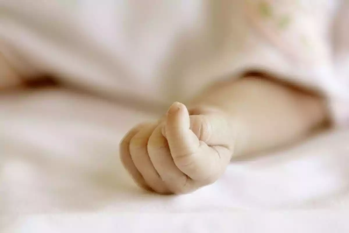 Foto de recurso de la mano de un bebé