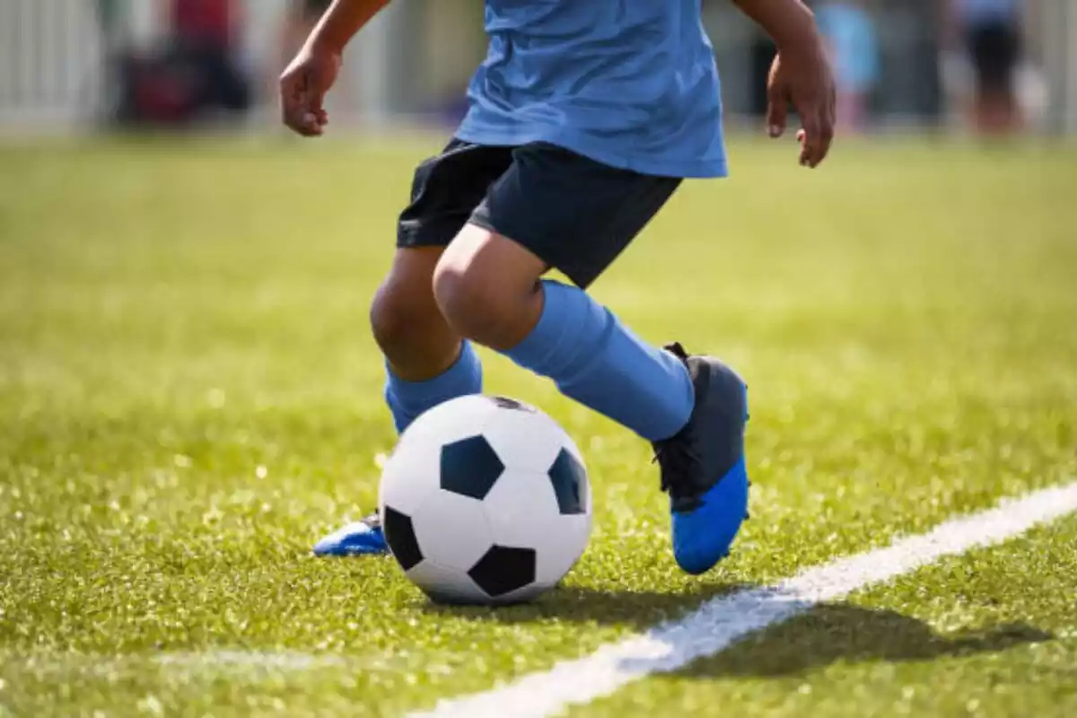 Foto de un niño jugando a fútbol