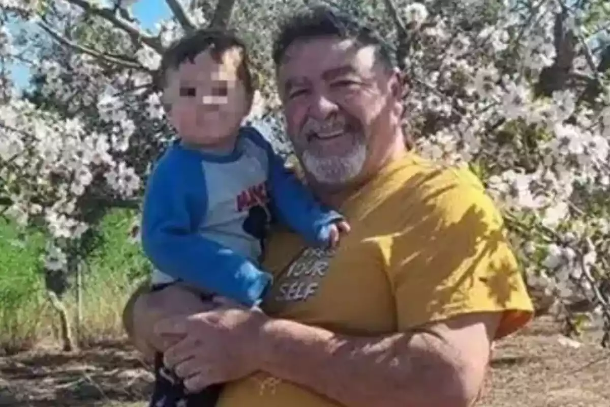 Foto del abuelo con su nieto