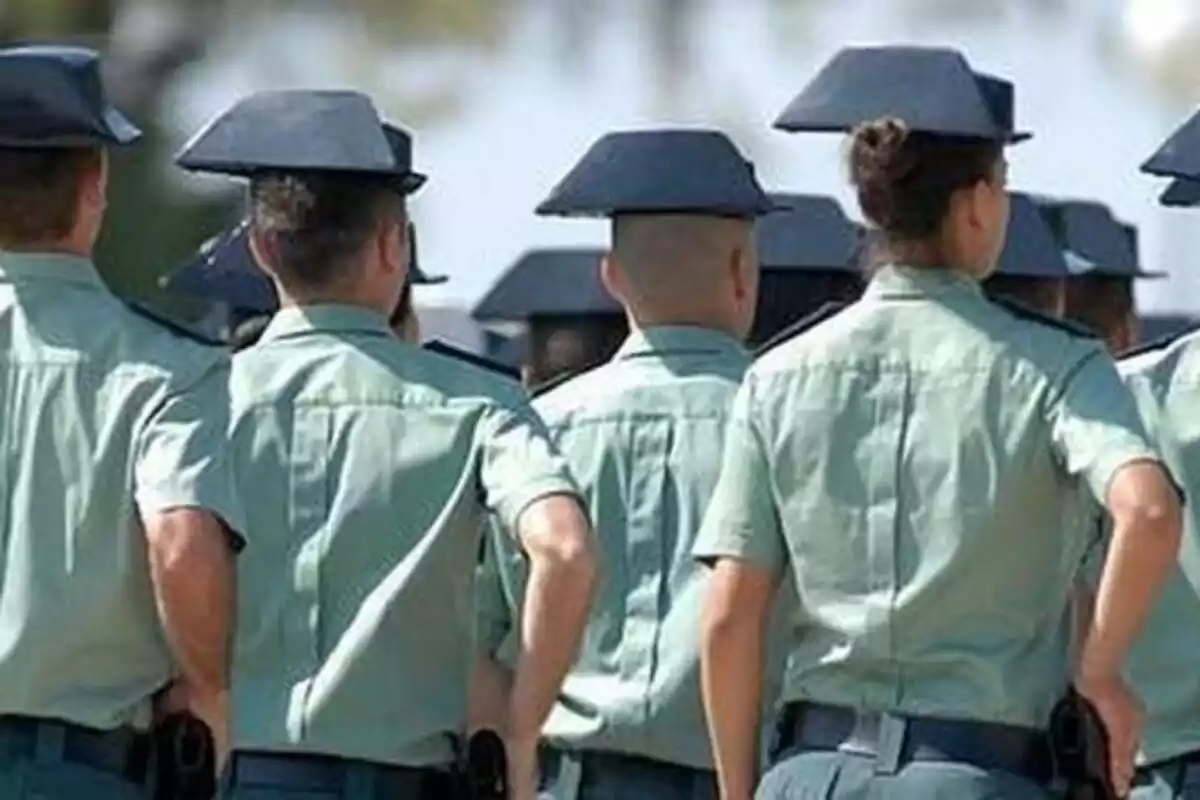Guardias Civiles de espaldas