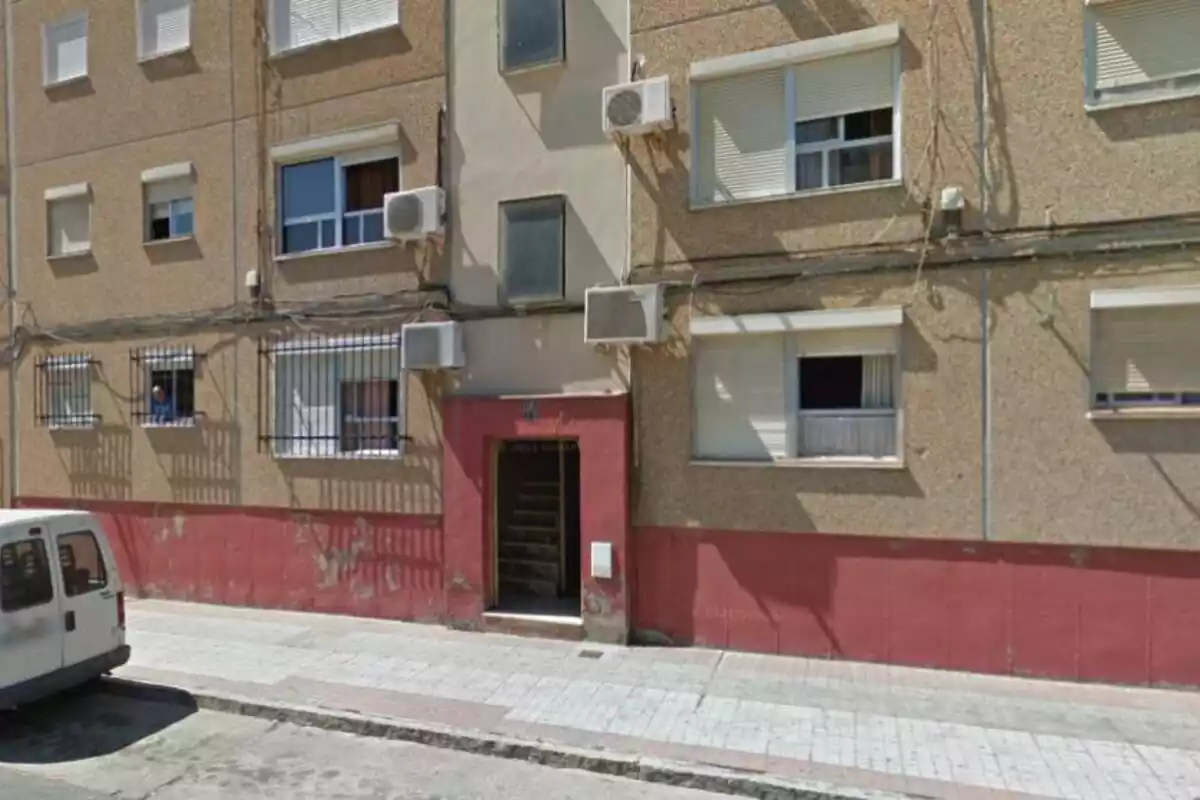 Edificio donde se ha atrincherado un hombre en Huelva
