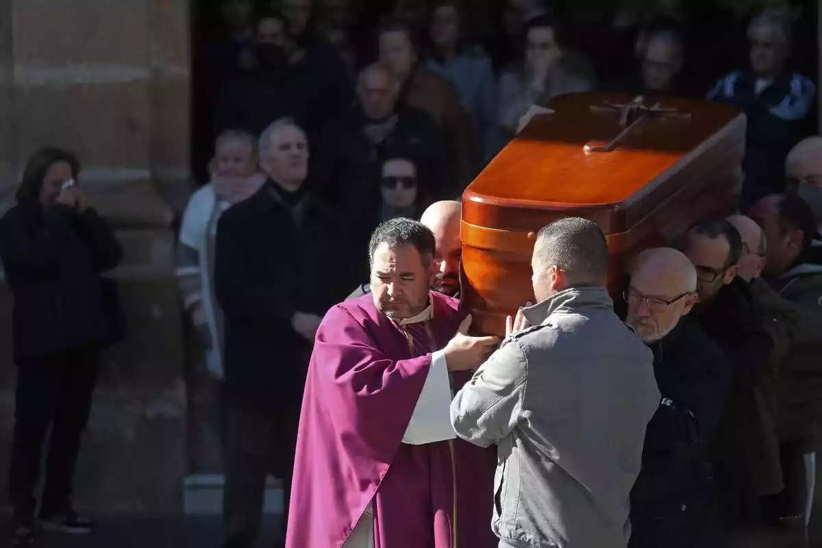 El féretro del sacristán Diego Valencia sale a hombros de la Iglesia de La Palma, tras la misa