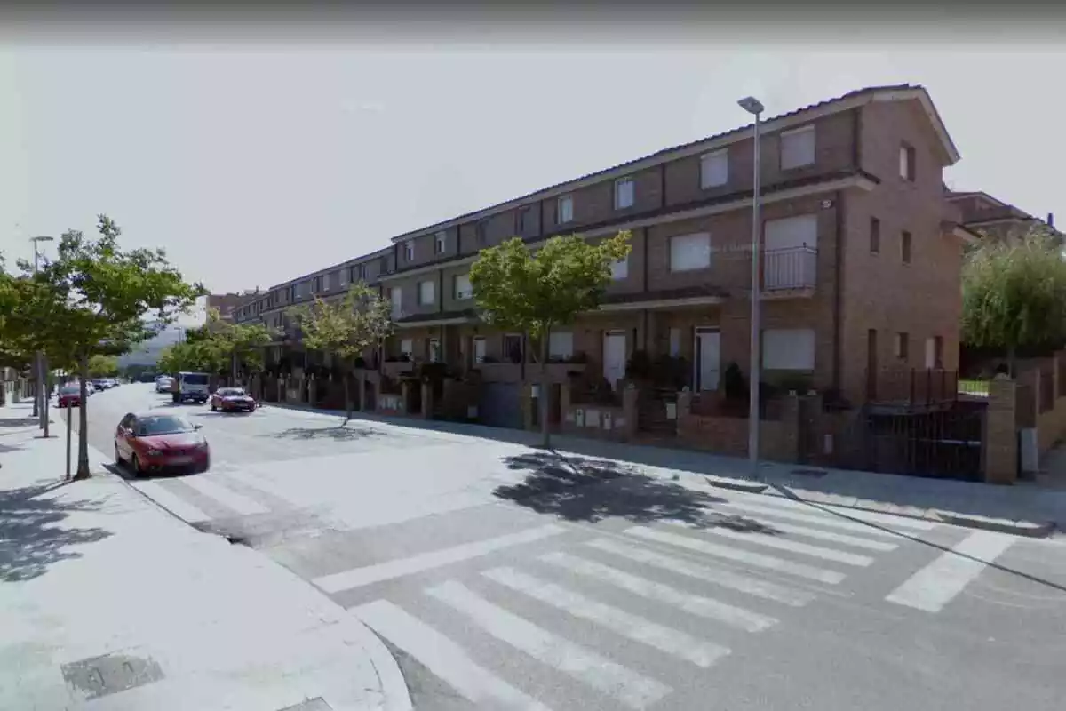 Imagen de la calle donde se encuentra el piso del fallecido hallado en Cataluña