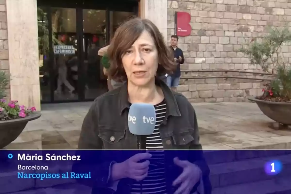 Mària Sànchez estableciendo una conexión con TVE en Barcelona