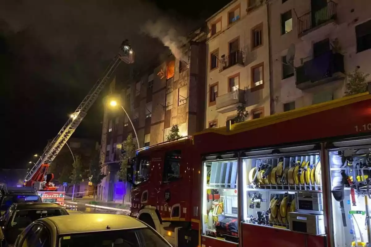 Dotaciones de bomberos actuando en el incendio de un piso en el Bages (Cataluña)