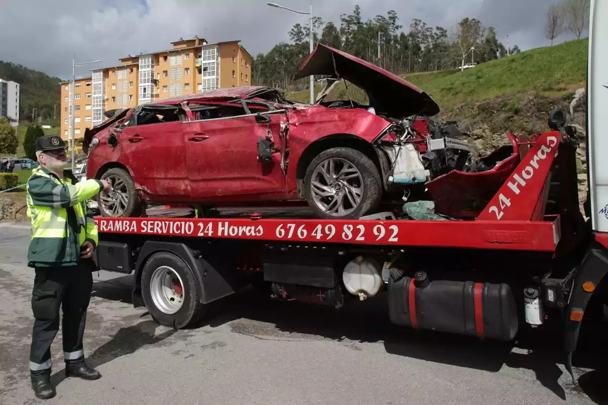 El coche del accidente de Lugo, destrozado, encima de una grua