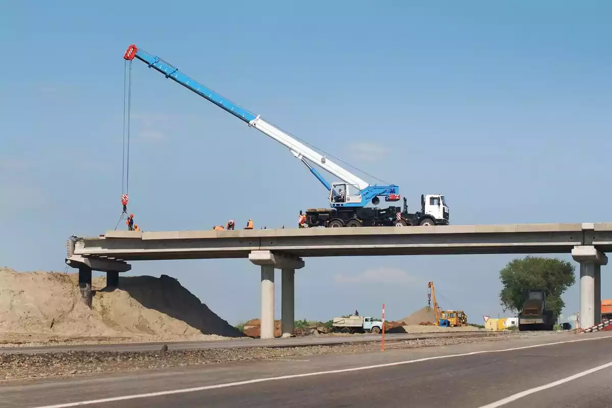 Imagen de un puente de carretera en obras