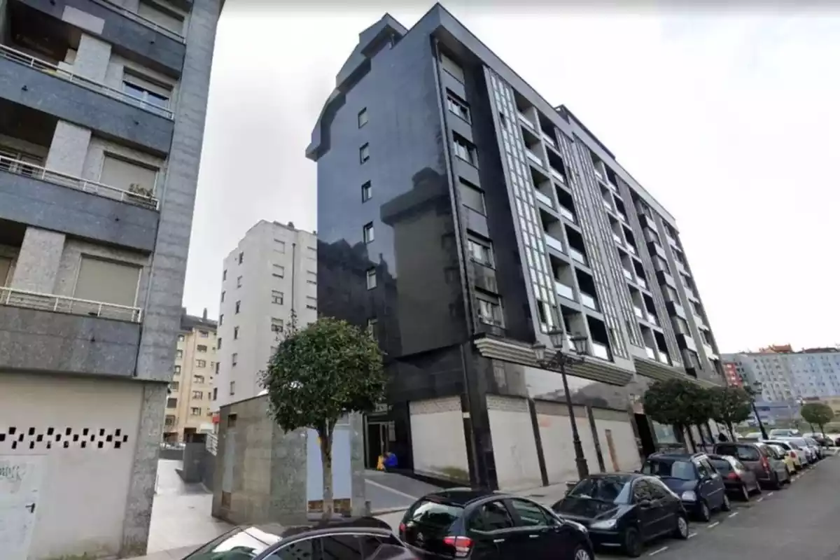 El edificio de Oviedo donde dos hermanas gemelas se han precipitado por la ventana de su piso,
