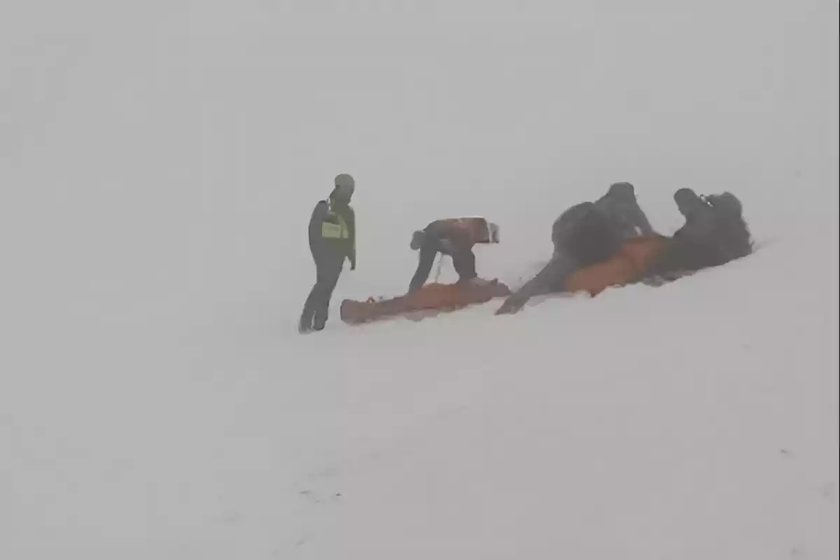 Un equipo de rescate de la Guardia Civil actuando en un accidente en el Pirineo Aragonés