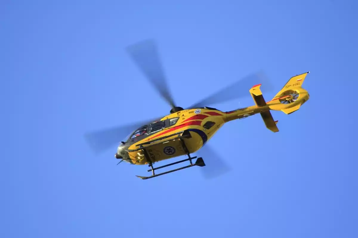 Un helicóptero medicalizado sobrevolando un cielo despejado