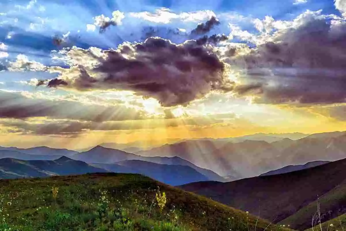 Imagen del Pirineo con intervalos nubosos y sol