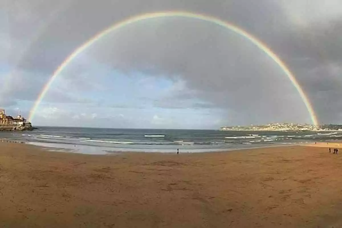 Imagen de un arco iris en el Cantábrico