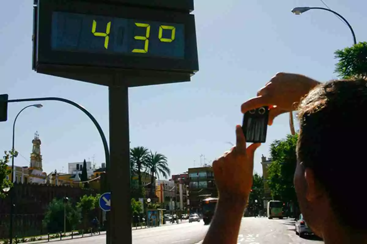 Imagen de un termómetro marcando 43ºC en España