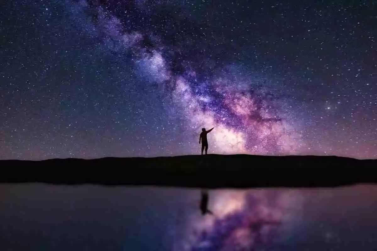 Imagen de una persona observando la Vía Láctea