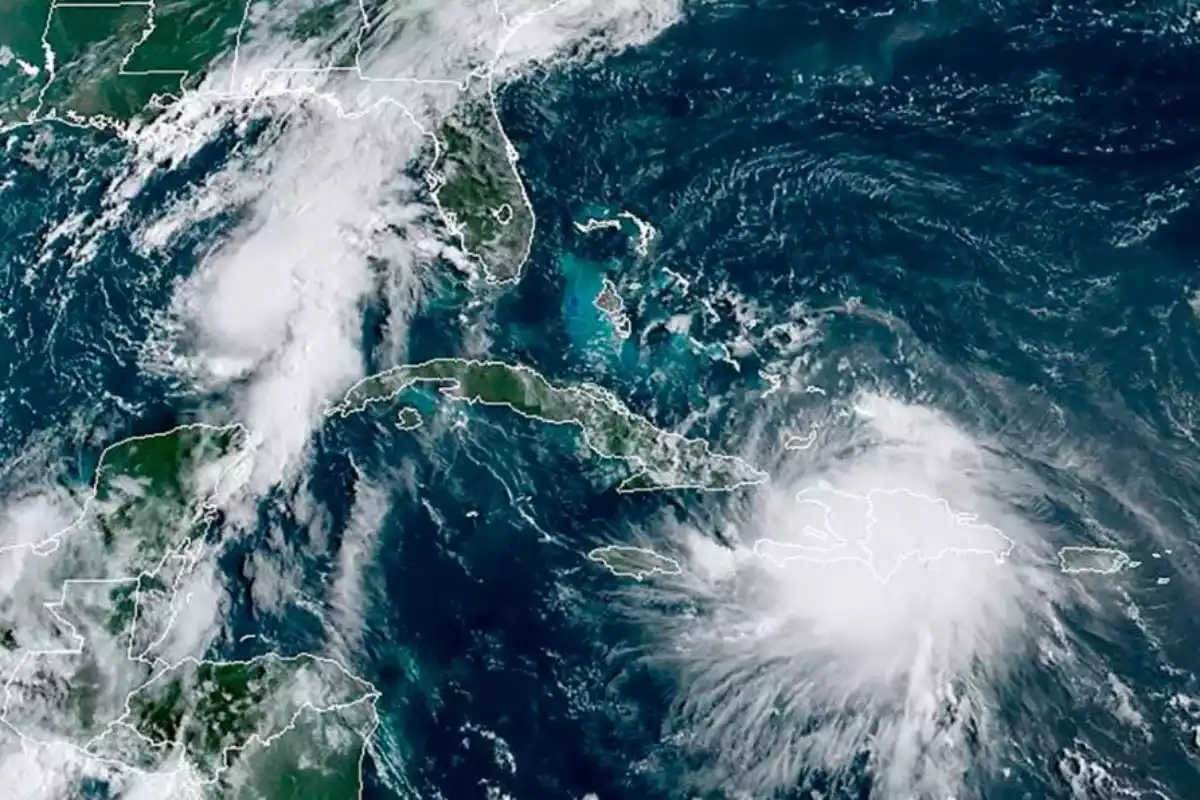 Imagen del huracan 'Marco' y la tormenta tropical 'Laura' entrando al golfo de México