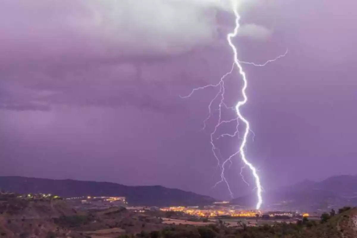 Imagen de un rayo cayendo en una zona de España