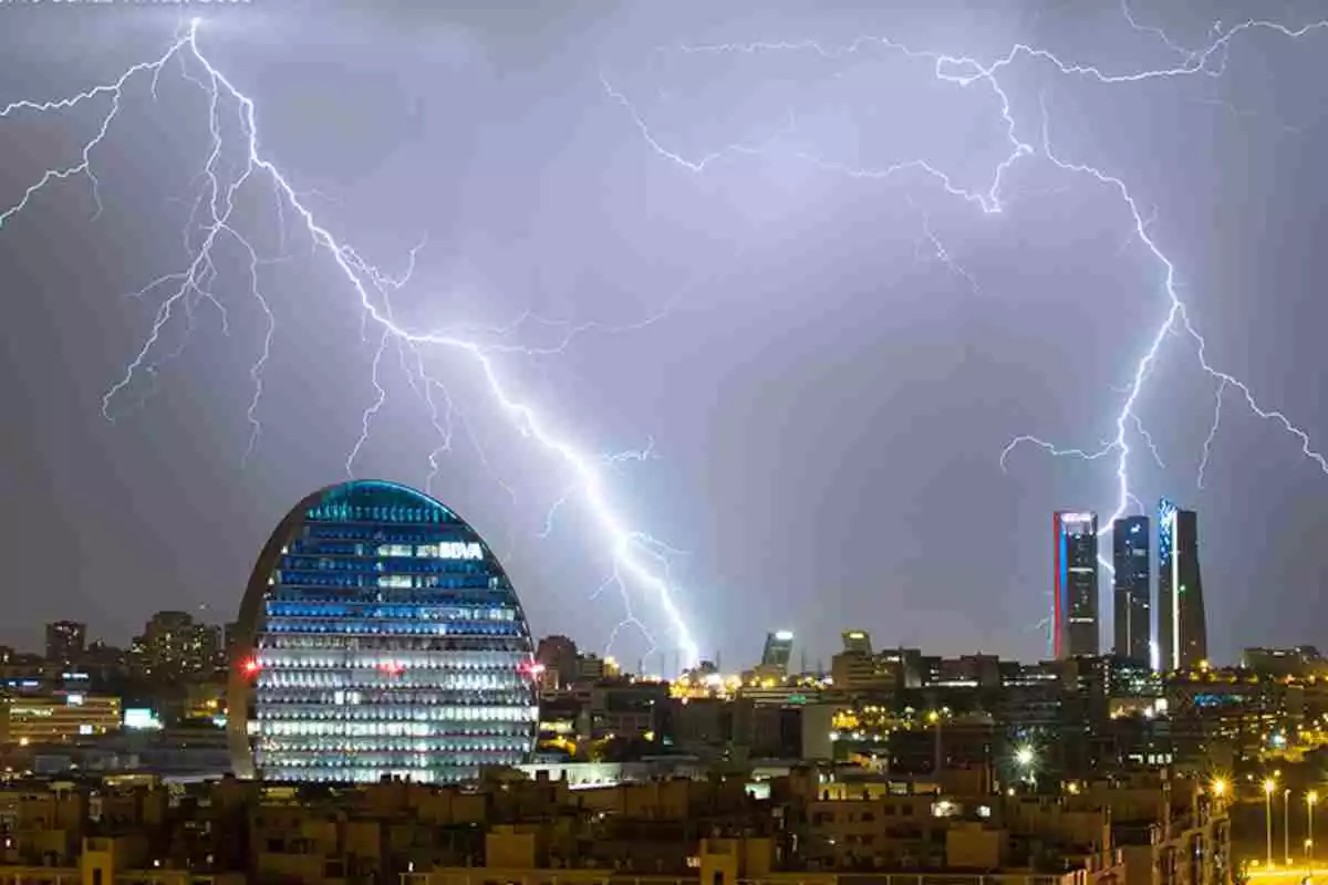 Imagen de dos rayos cayendo sobre la ciudad de Madrid