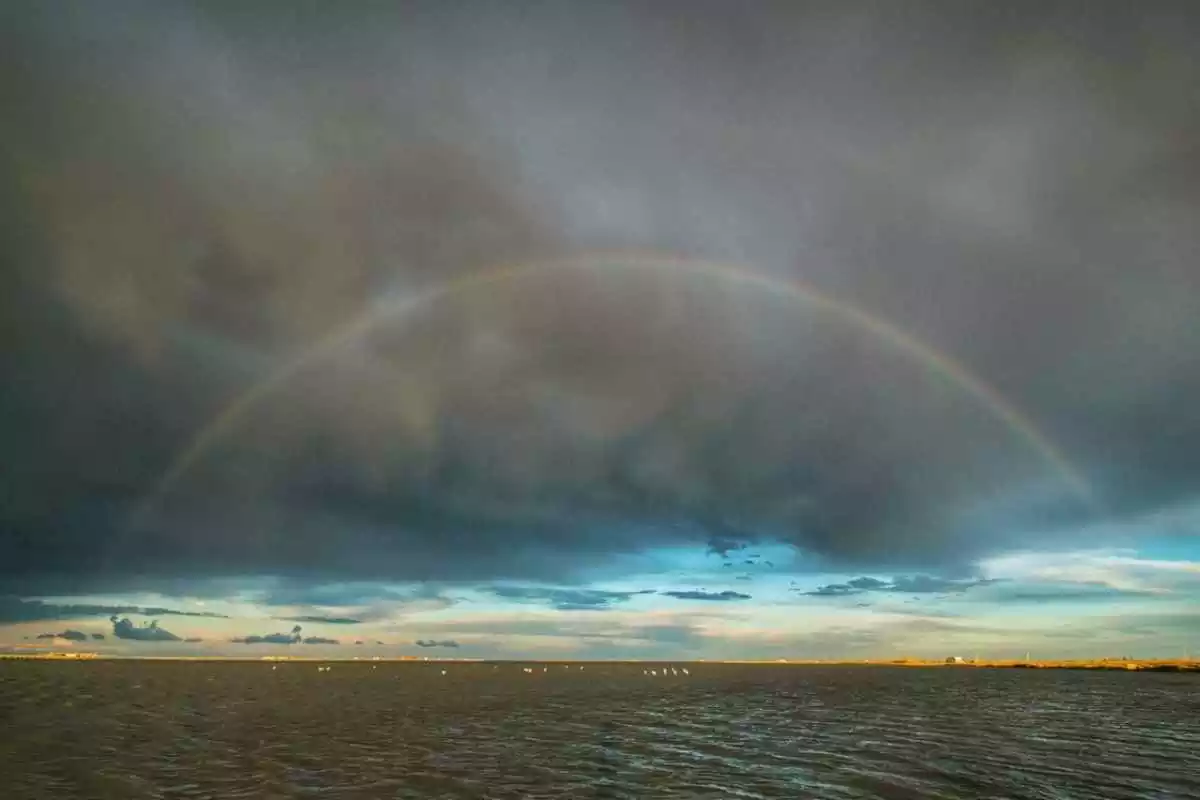 Imagen de un arcoíris en el Delta del Ebro