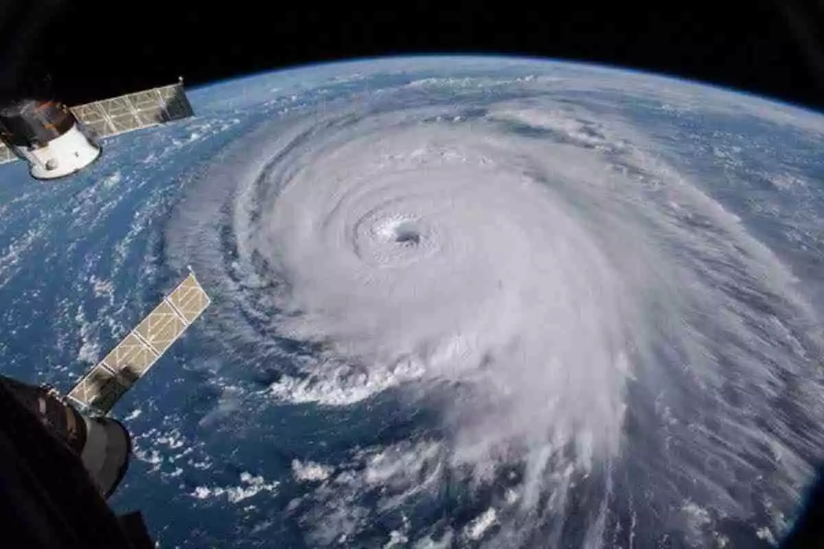 Imagen de un enorme huracán visto vía satélite desde el espacio