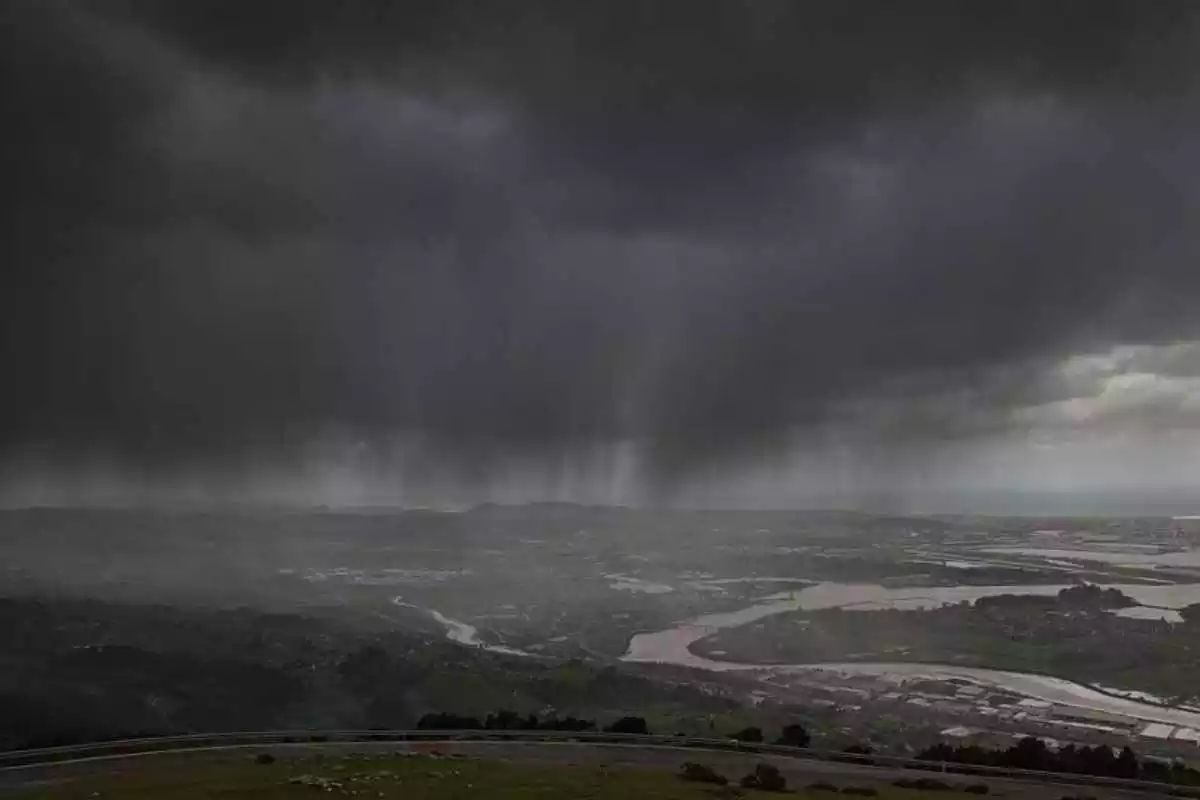 Imagen de un chubasco en el centro peninsular