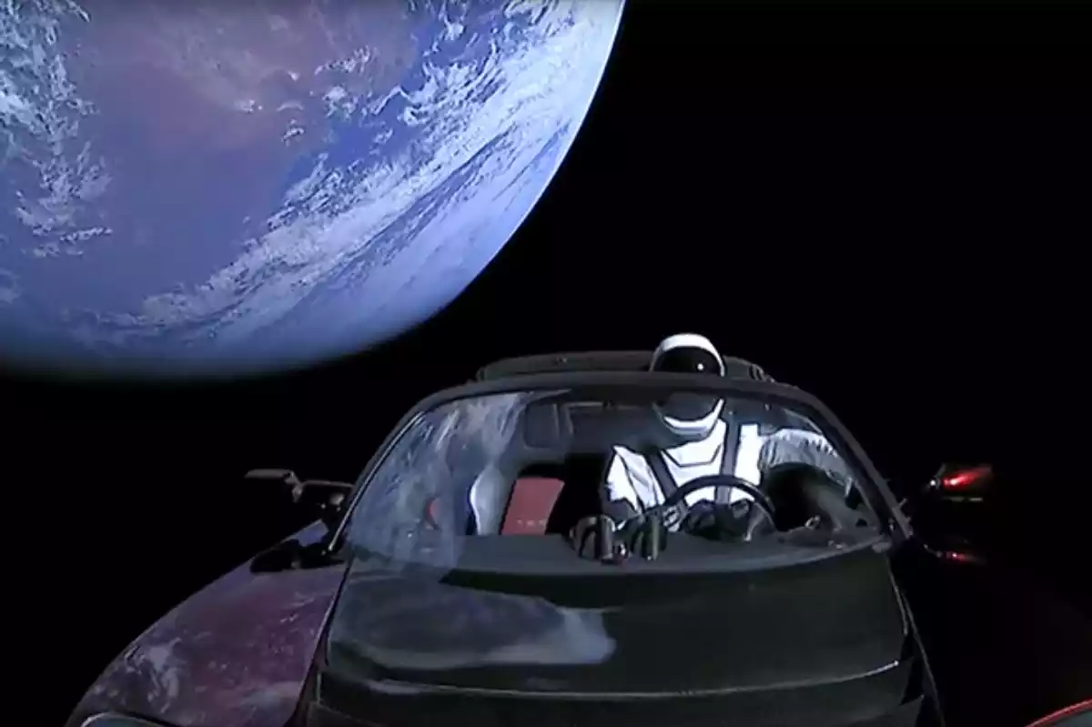 Imagen de un coche viajando en el espacio exterior