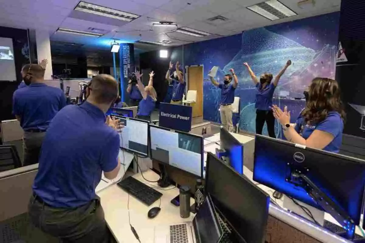 Imatge de membres de la NASA celebrant l'aterratge a l'asteroide Bennu