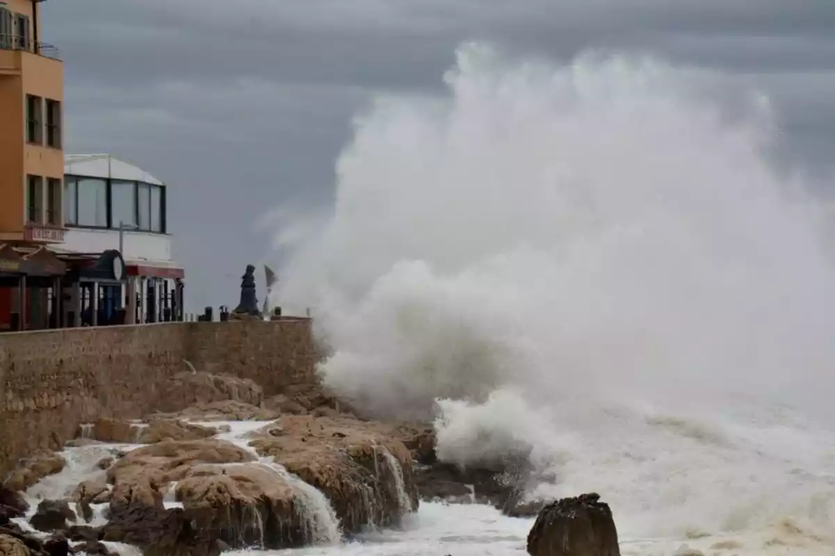 Imagen de un temporal marítimo de levante impactando contra la costa