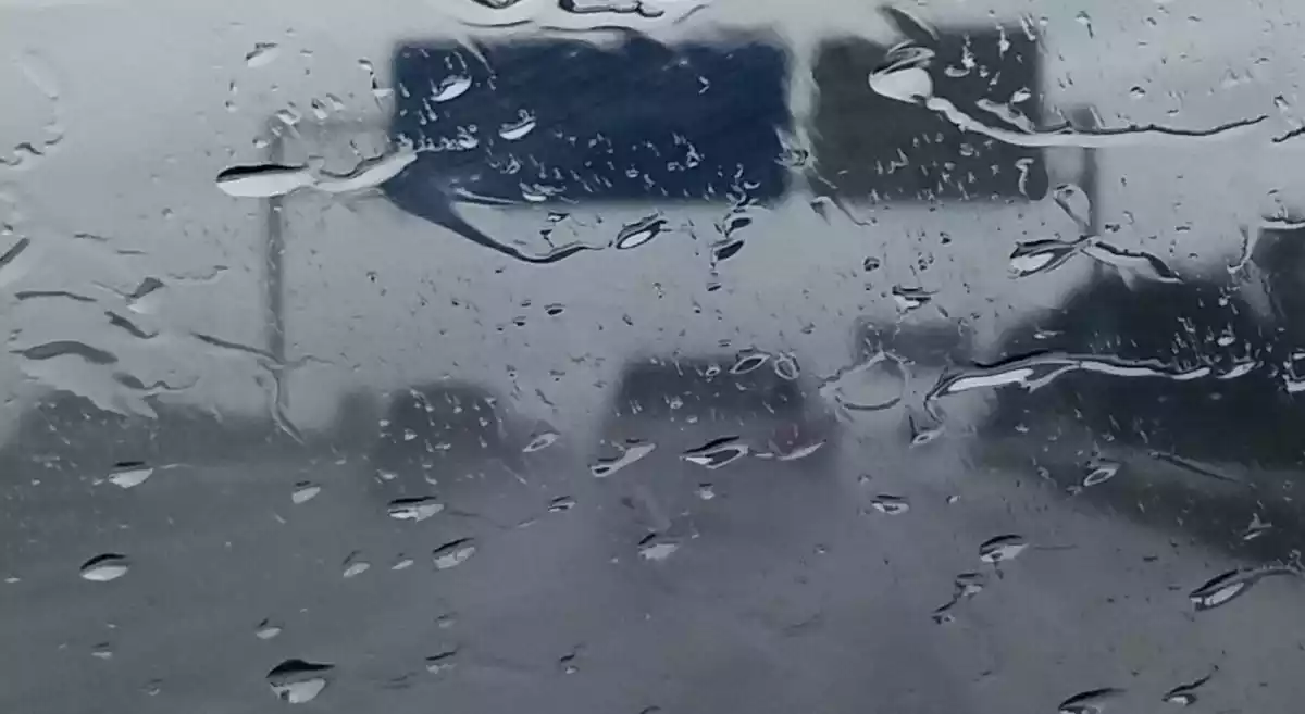 Imagen de una carretera en pleno temporal de lluvias