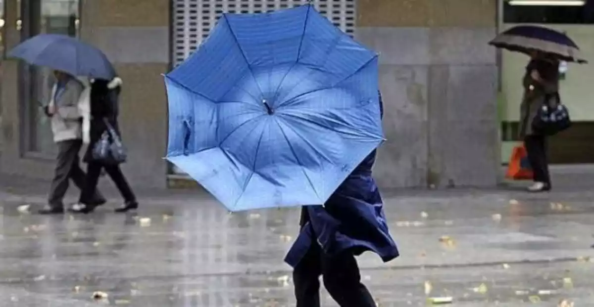 Imagen de un paraguas tumbado por el fuerte viento