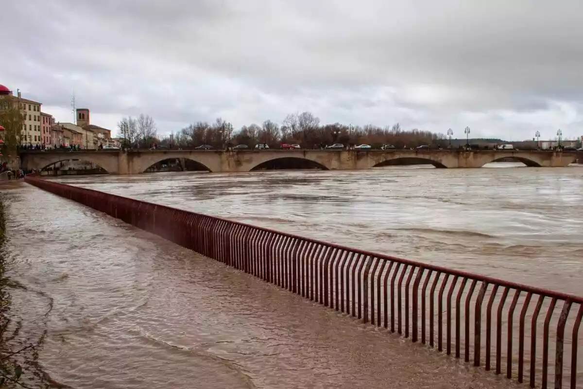 Imagen del río Ebro desbordado en La Rioja