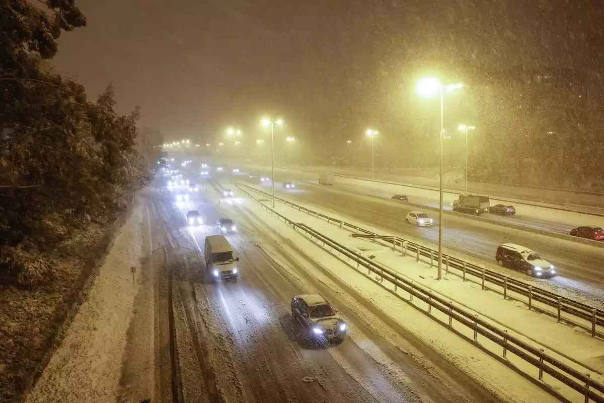 Imagen de las carreteras de Madrid bajo la nieve