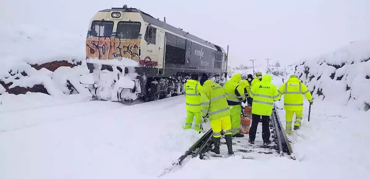 Imagen de un tren parado por el temporal de nieve en Aragón