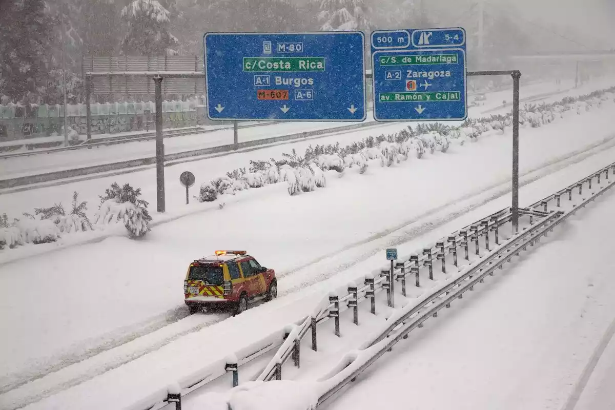 Imagen de una autopista de Madrid nevada