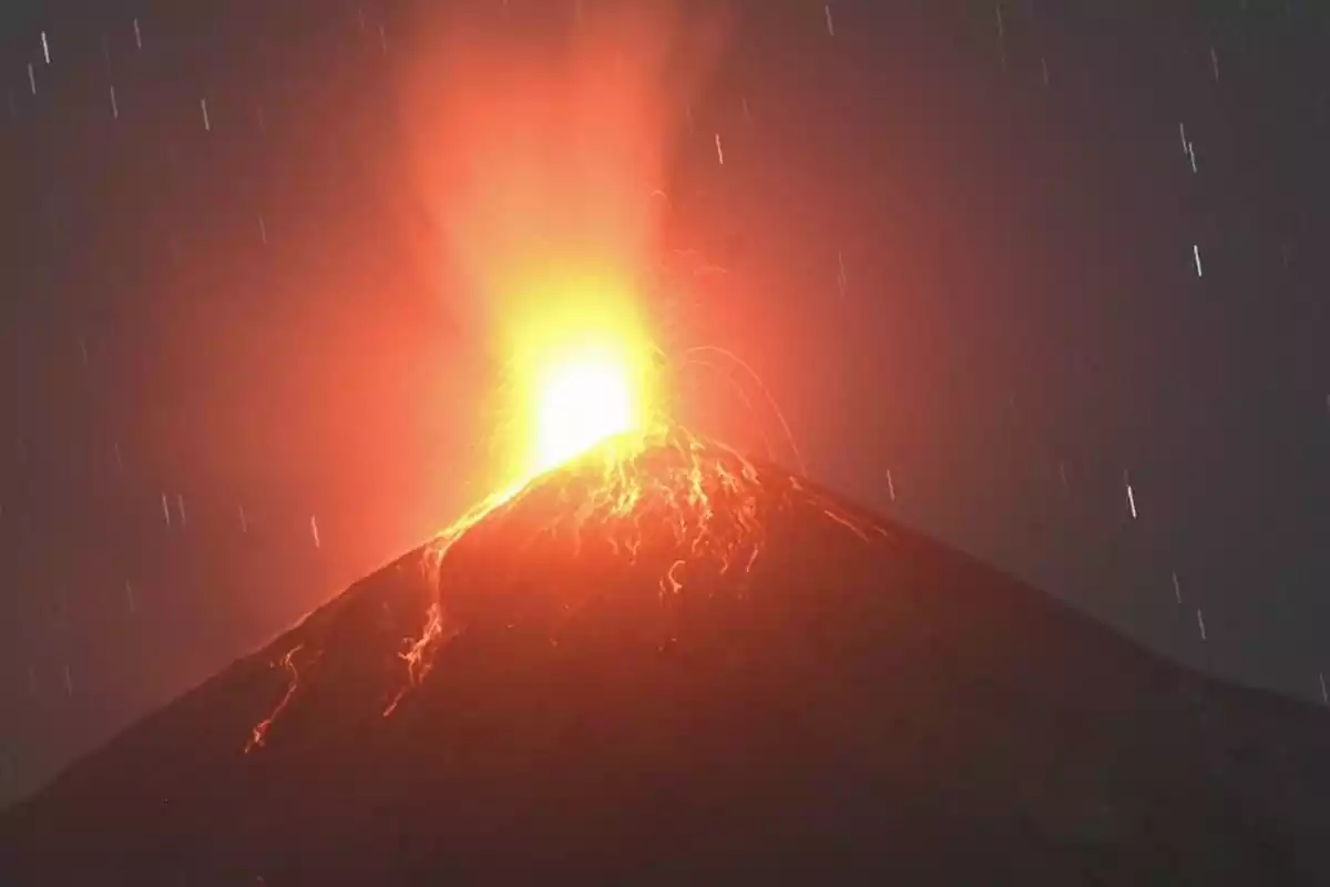 El volcán del Fuego en Guatemala entrando en erupción